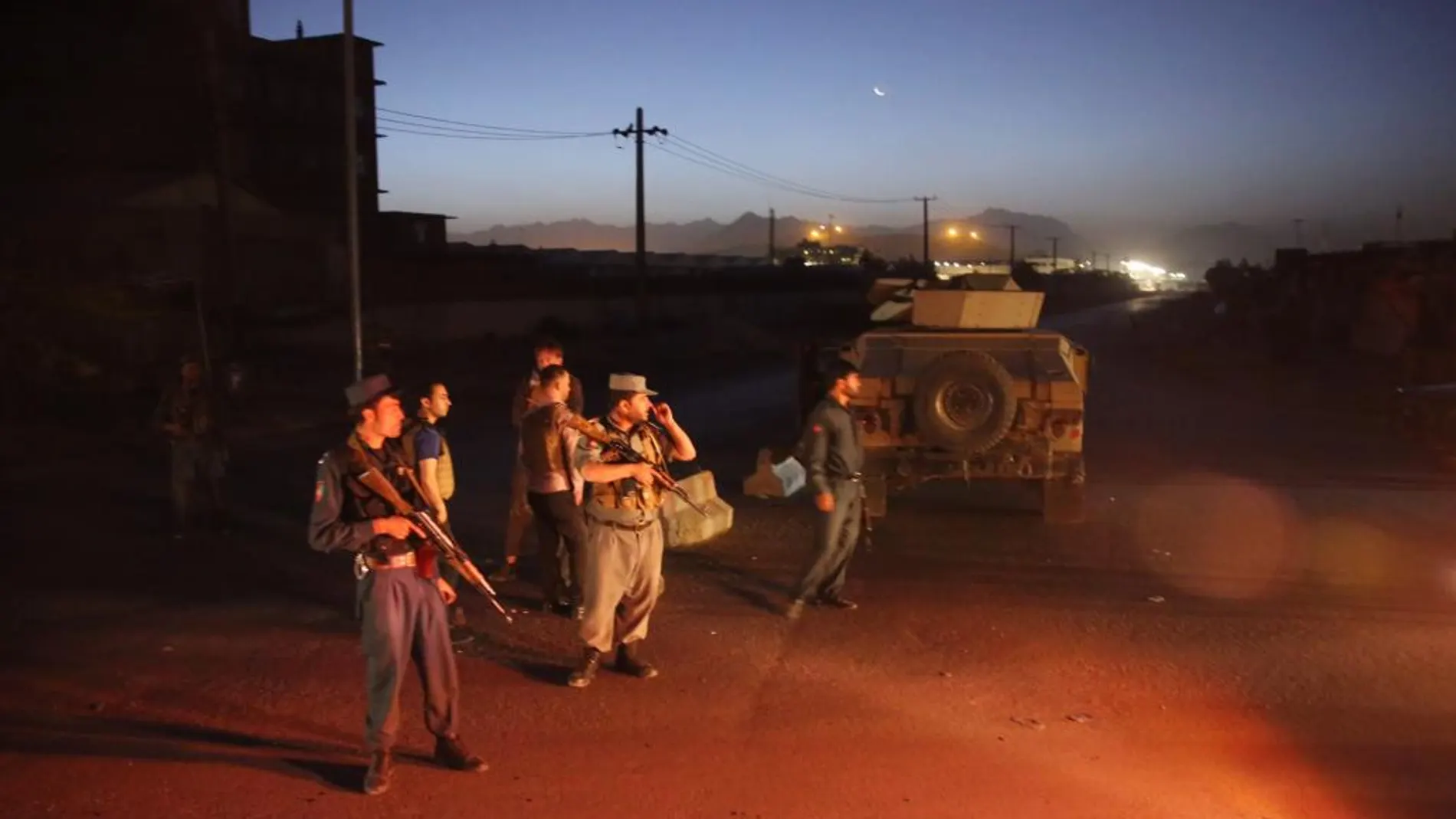Efectivos de policía afganos acordonan la zona cercana al hotel