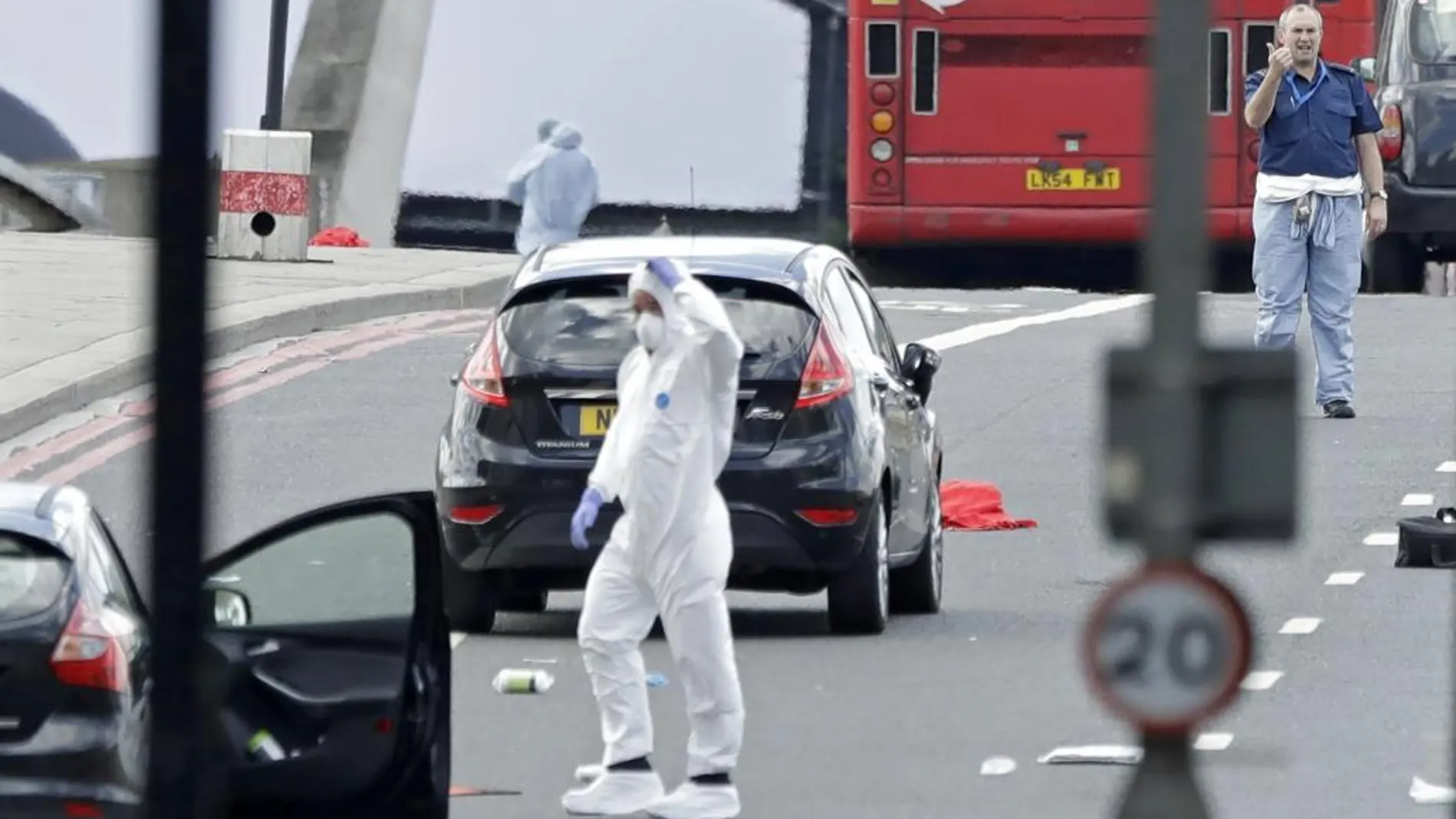 La policía científica analiza el lugar en el que se produjeron los ataques en los atentados de Londres del pasado fin de semana.