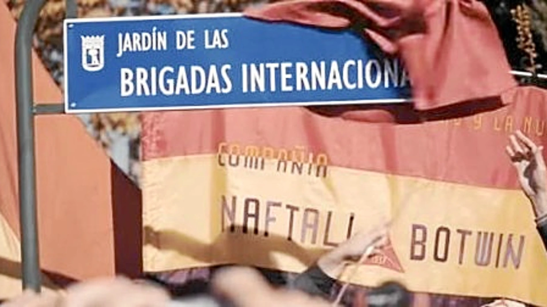 «Defender la República». Las imágenes del vídeo que el Ayuntamiento de Madrid colgó ayer, 20-N, en sus perfiles oficiales de Twitter y Facebook homenajean a las Brigadas Internacionales