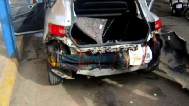 Imagen en la que se ve al inmigrante atado a la parte trasera del coche