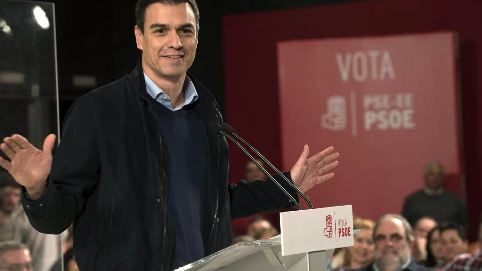 El candidato del PSOE a la Presidencia del Gobierno, Pedro Sánchez, durante su intervención en el mitin que ha ofrecido hoy en la localidad vizcaína de Barakaldo