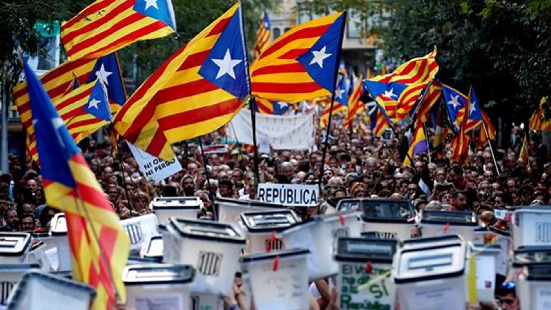 Manifestación soberanista en Barcelona con motivo del primer aniversario del 1-O / Efe