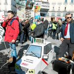 Los taxistas, ayer, durante la manifestación por el sistema de pensiones en la Puerta del Sol