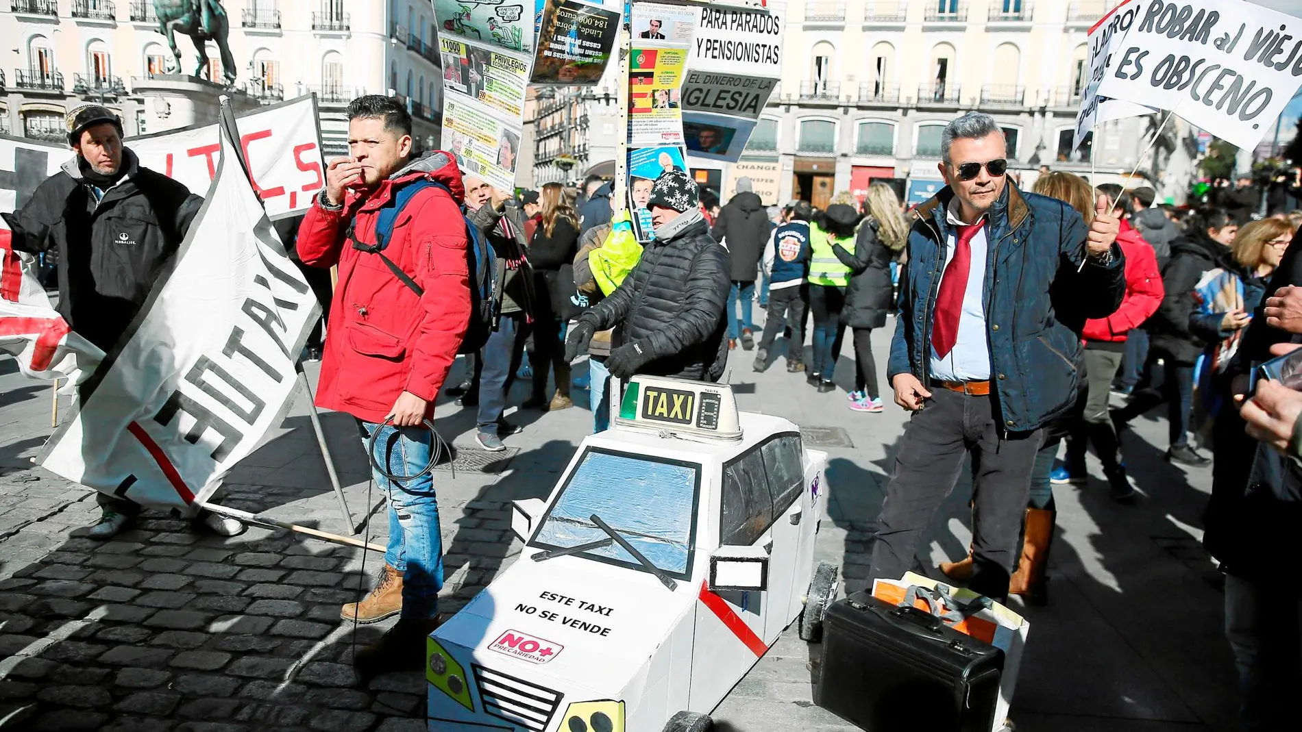 Los taxistas, ayer, durante la manifestación por el sistema de pensiones en la Puerta del Sol