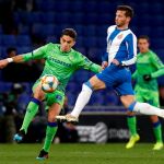 El defensa del Real Betis Marc Bartra lucha con el argentino Pablo Piatti, del RCD Espanyol