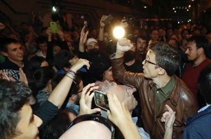 El portavoz de Podemos en el Congreso, Iñigo Errejón (d) se suma a la marcha "Rodea el Congreso", en la madrileña plaza de Neptuno
