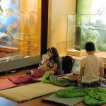 Niños con sus sacos de dormir, preparados para pasar la noche en el museo