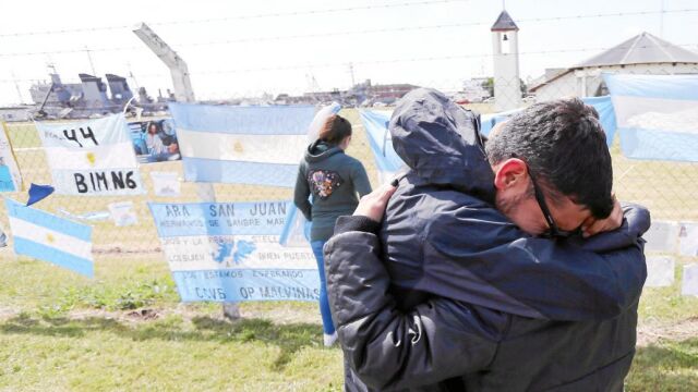 Familiares de los tripulantes continúan en la Base Naval Mar del Plata a la espera de nuevas noticias sobre el paradero de sus seres queridos