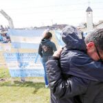 Familiares de los tripulantes continúan en la Base Naval Mar del Plata a la espera de nuevas noticias sobre el paradero de sus seres queridos