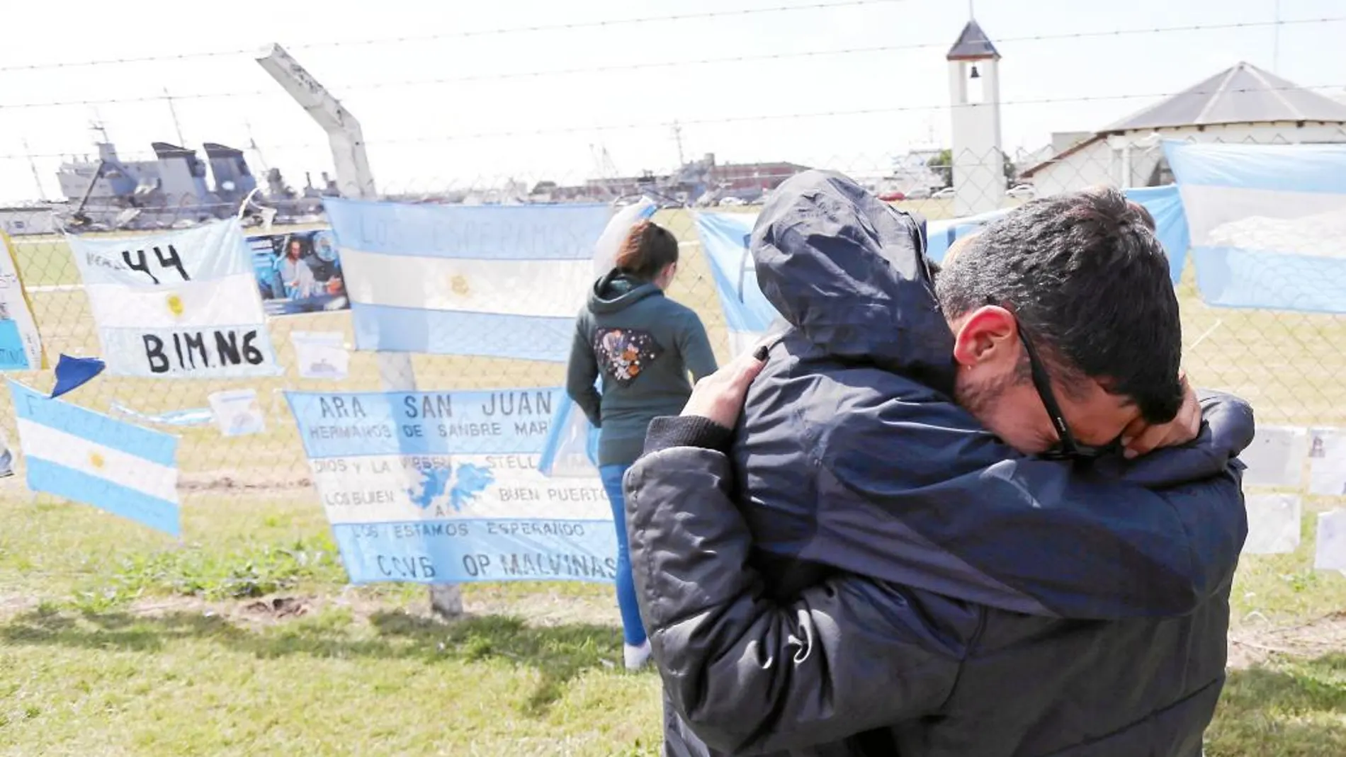Familiares de los tripulantes continúan en la Base Naval Mar del Plata a la espera de nuevas noticias sobre el paradero de sus seres queridos
