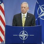 El secretario de Defensa estadounidense, James Mattis, ofrece una rueda de prensa al final de la segunda jornada de la reunión de ministros de Defensa de la OTAN