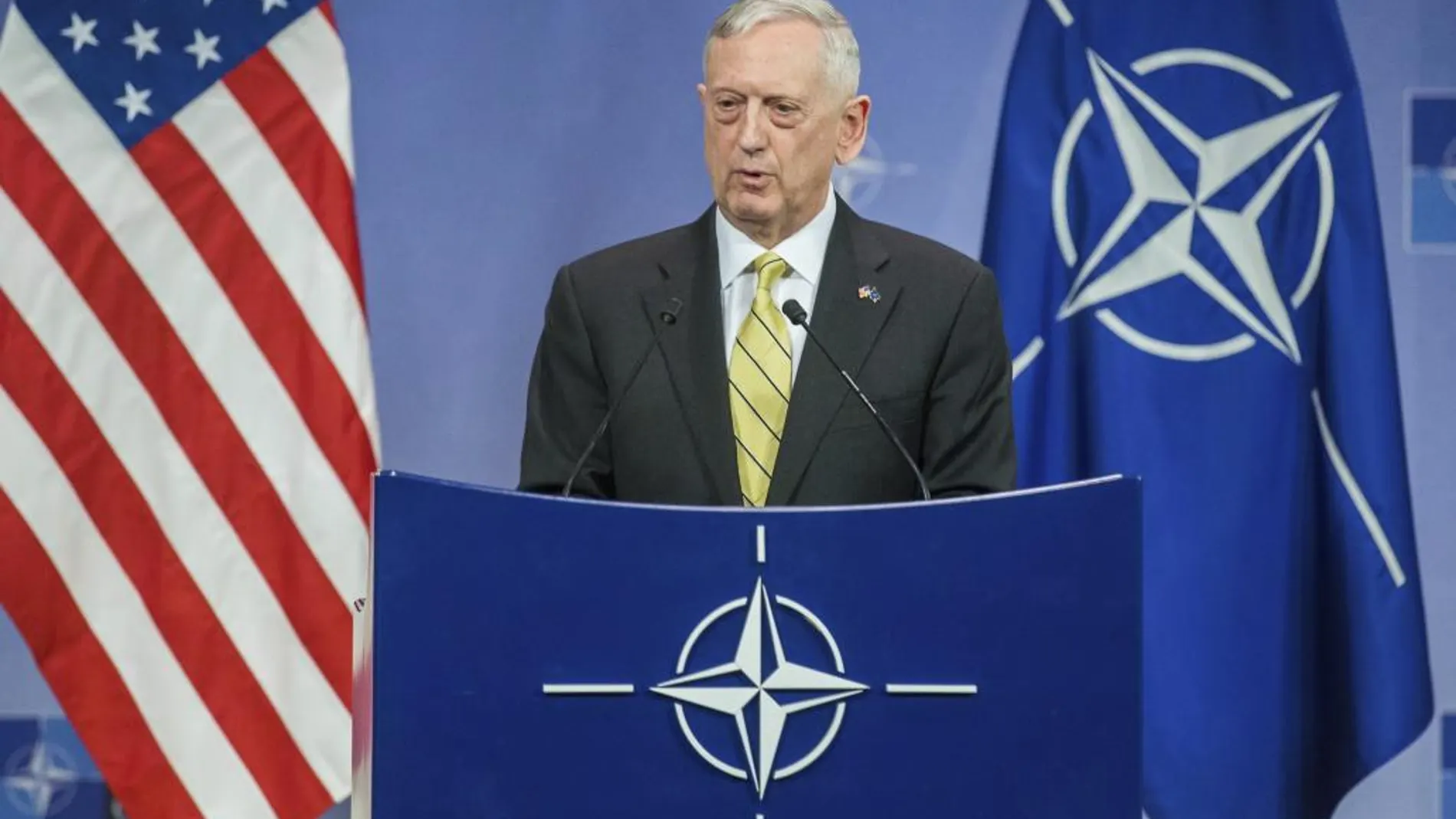 El secretario de Defensa estadounidense, James Mattis, ofrece una rueda de prensa al final de la segunda jornada de la reunión de ministros de Defensa de la OTAN
