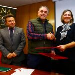 La consejera Milagros Marcos junto al presidente de la IGP Cecina de León, José Luis Nieto, y el concejal de Comercio del Ayuntamiento de Astorga, Pablo Peyuca, durante la firma del convenio de colaboración