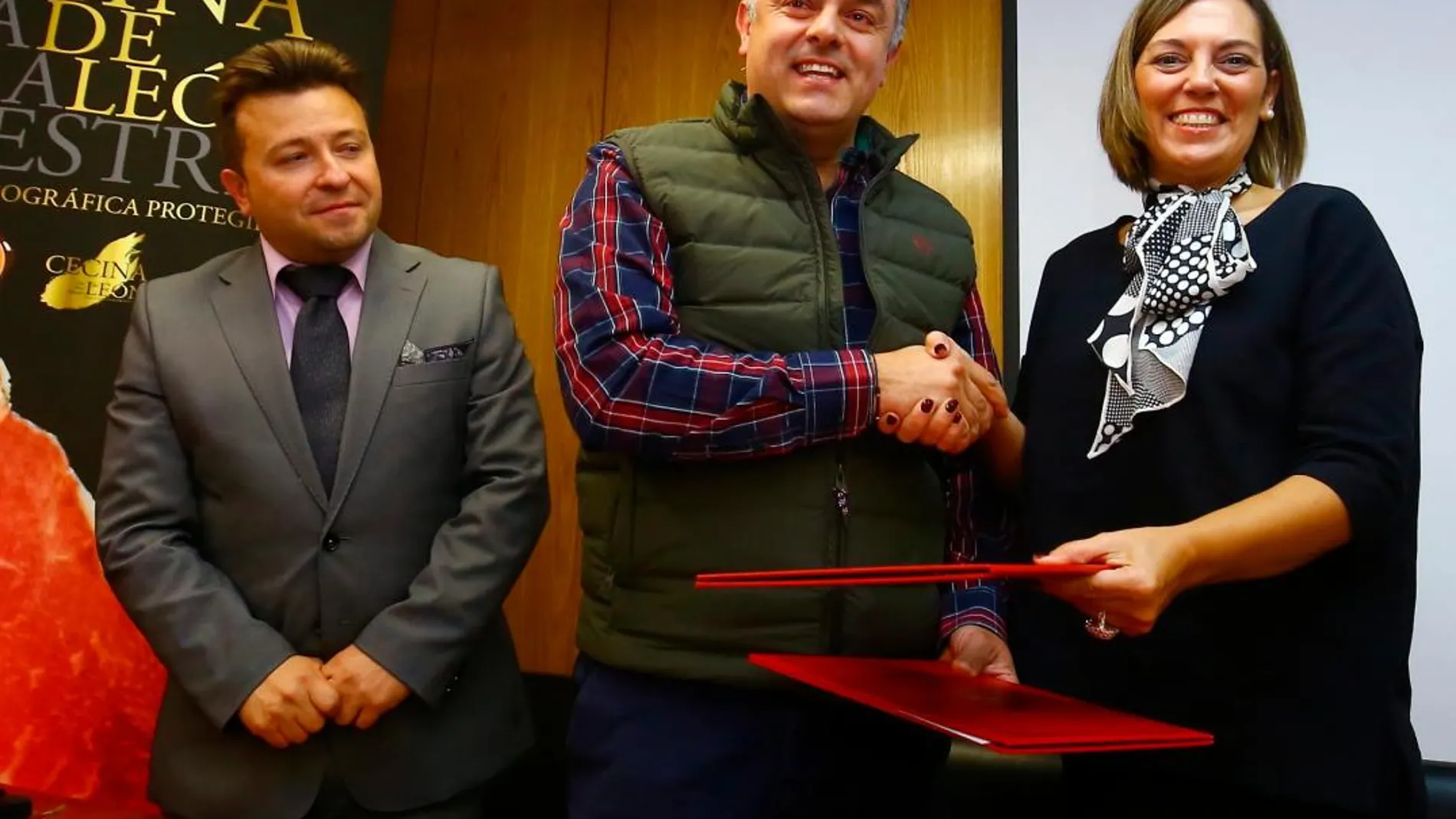 La consejera Milagros Marcos junto al presidente de la IGP Cecina de León, José Luis Nieto, y el concejal de Comercio del Ayuntamiento de Astorga, Pablo Peyuca, durante la firma del convenio de colaboración