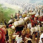 Miles de personas, con las escasas pertenencias que pudieron reunir, cruzan la frontera con Tanzania el 30 de mayo de 1994 / Reuters