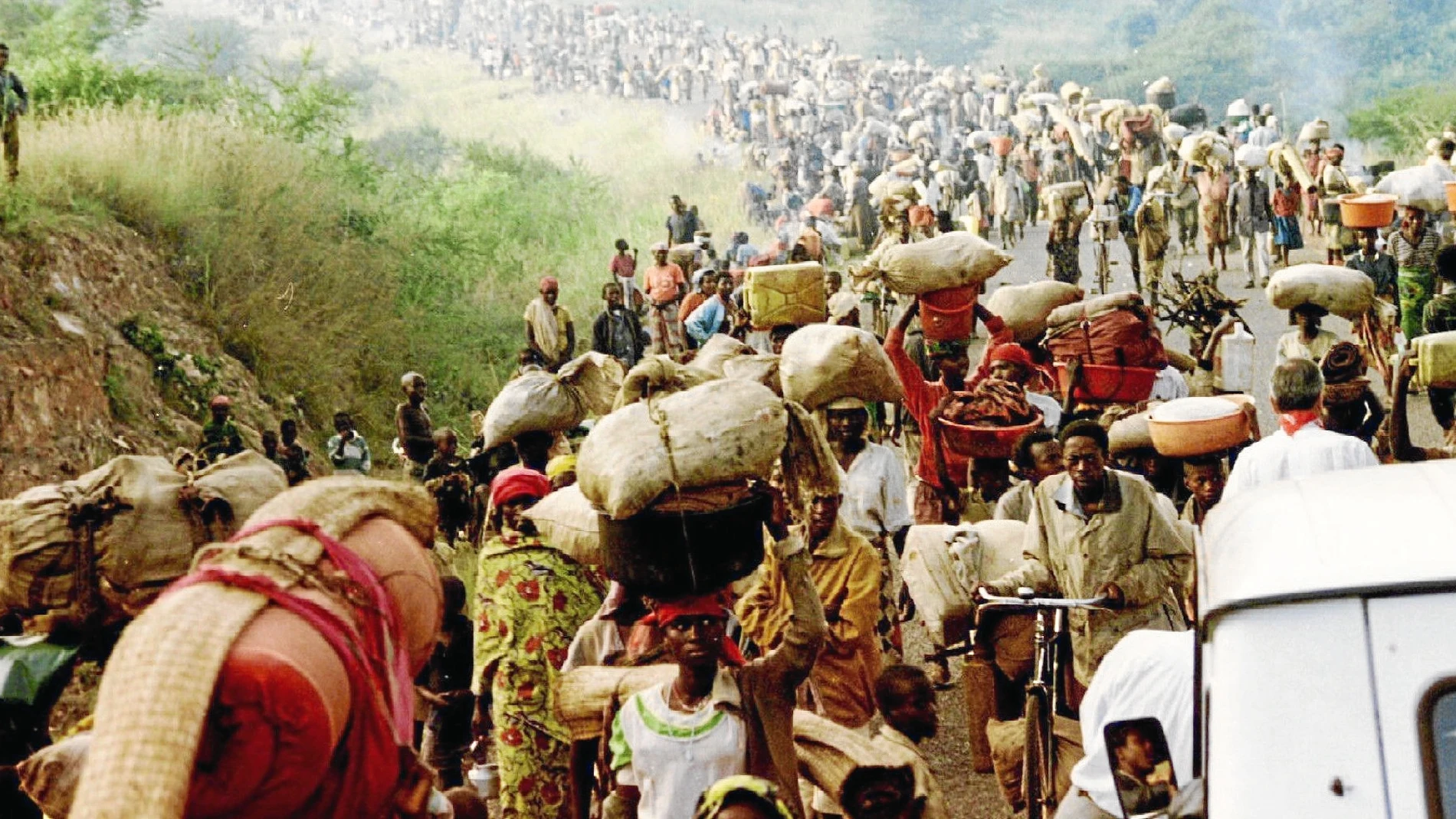 Miles de personas, con las escasas pertenencias que pudieron reunir, cruzan la frontera con Tanzania el 30 de mayo de 1994 / Reuters