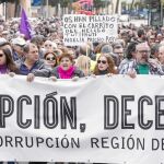 Unas 4.000 personas, según un portavoz de la organización convocante, se manifestaron ayer por las calles de Murcia contra la corrupción y para exigir al presidente autonómico que dimita por el «caso Auditorio».