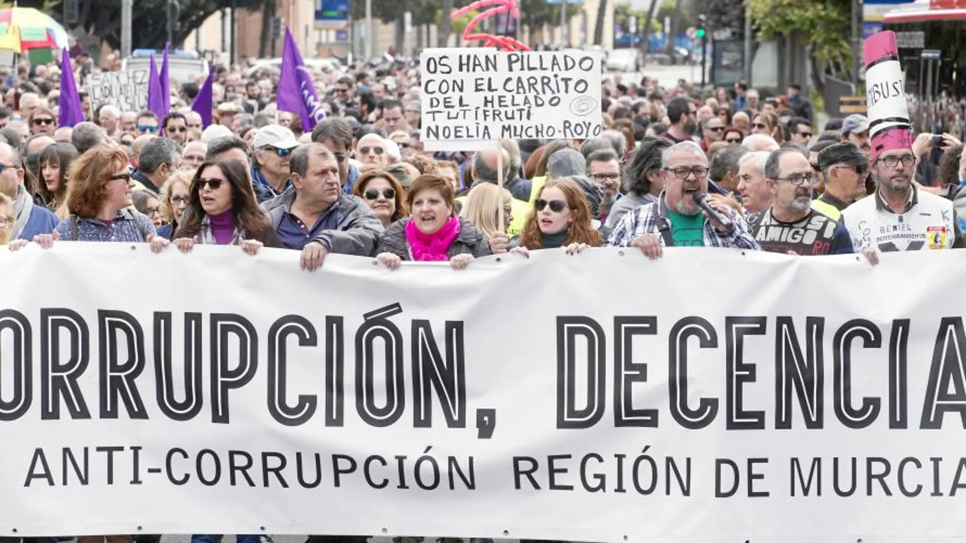 Unas 4.000 personas, según un portavoz de la organización convocante, se manifestaron ayer por las calles de Murcia contra la corrupción y para exigir al presidente autonómico que dimita por el «caso Auditorio».
