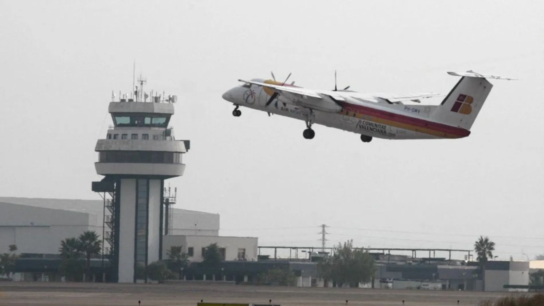 Los niños han sido atendidos por el personal del aeropuerto y por voluntarios