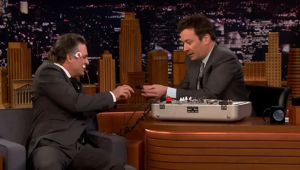 Mark Ruffalo y Jimmy Fallon preparando el detector de mentiras de la entrevista