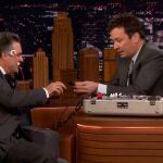 Mark Ruffalo y Jimmy Fallon preparando el detector de mentiras de la entrevista