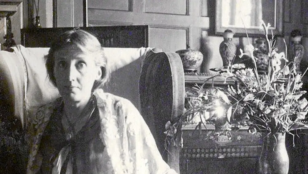 Virginia Woolf, en su casa, con un espejo a su espalda