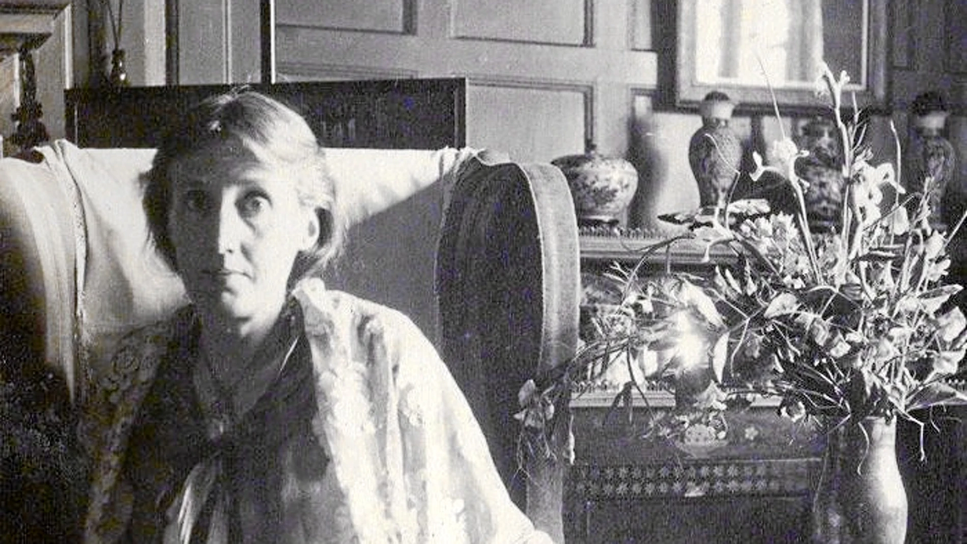 Virginia Woolf, en su casa, con un espejo a su espalda