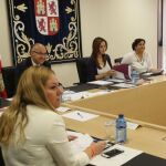 La presidenta del Parlamento autonómico, Silvia Clemente, preside la reunión de la Mesa de las Cortes junto al popular Ramiro Ruiz Medrano y la socialista Ana Sánchez, ayer en Valladolid