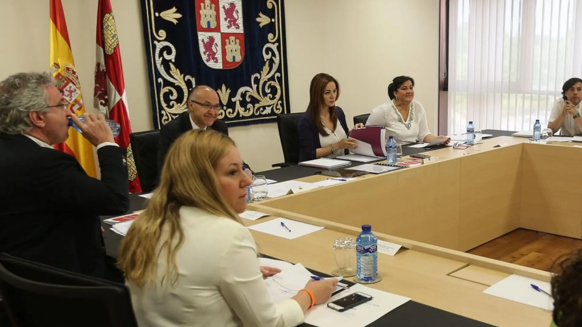 La presidenta del Parlamento autonómico, Silvia Clemente, preside la reunión de la Mesa de las Cortes junto al popular Ramiro Ruiz Medrano y la socialista Ana Sánchez, ayer en Valladolid