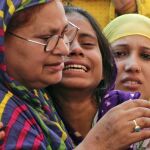 Familiares de Mohammad Akhlaq lloran su muerte