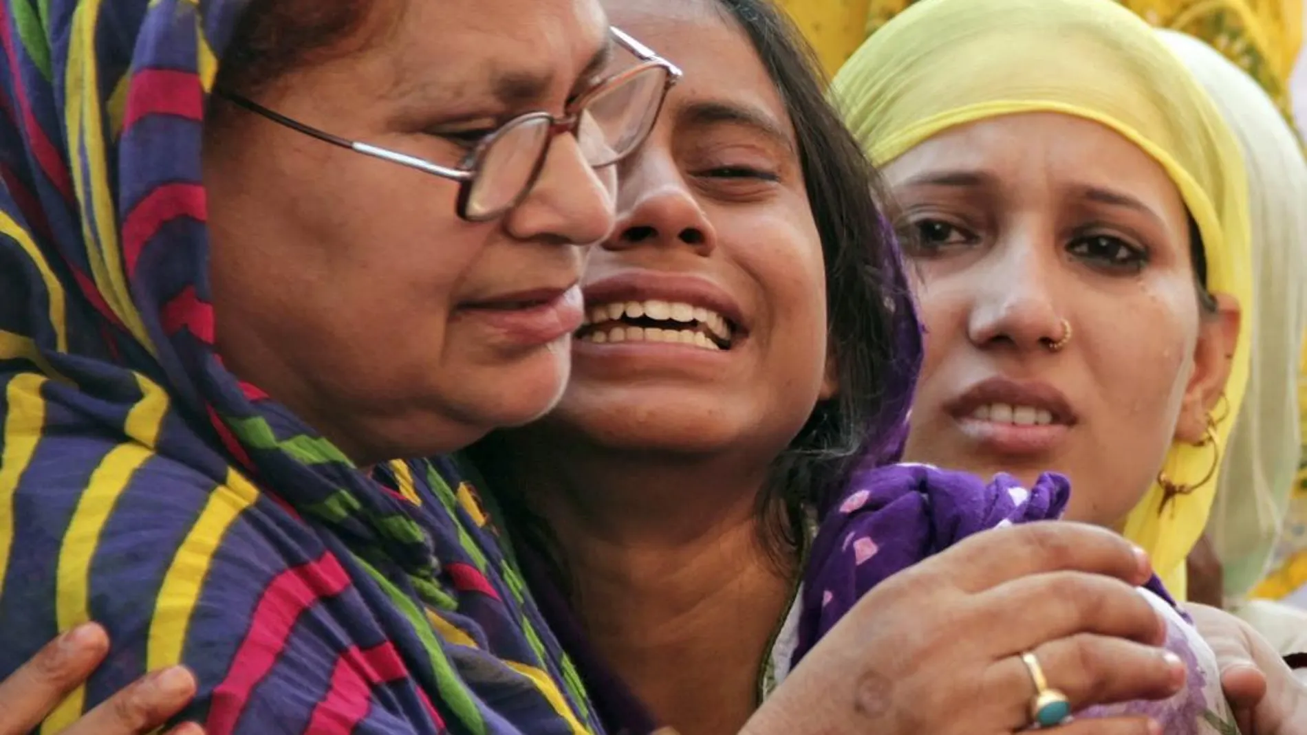 Familiares de Mohammad Akhlaq lloran su muerte