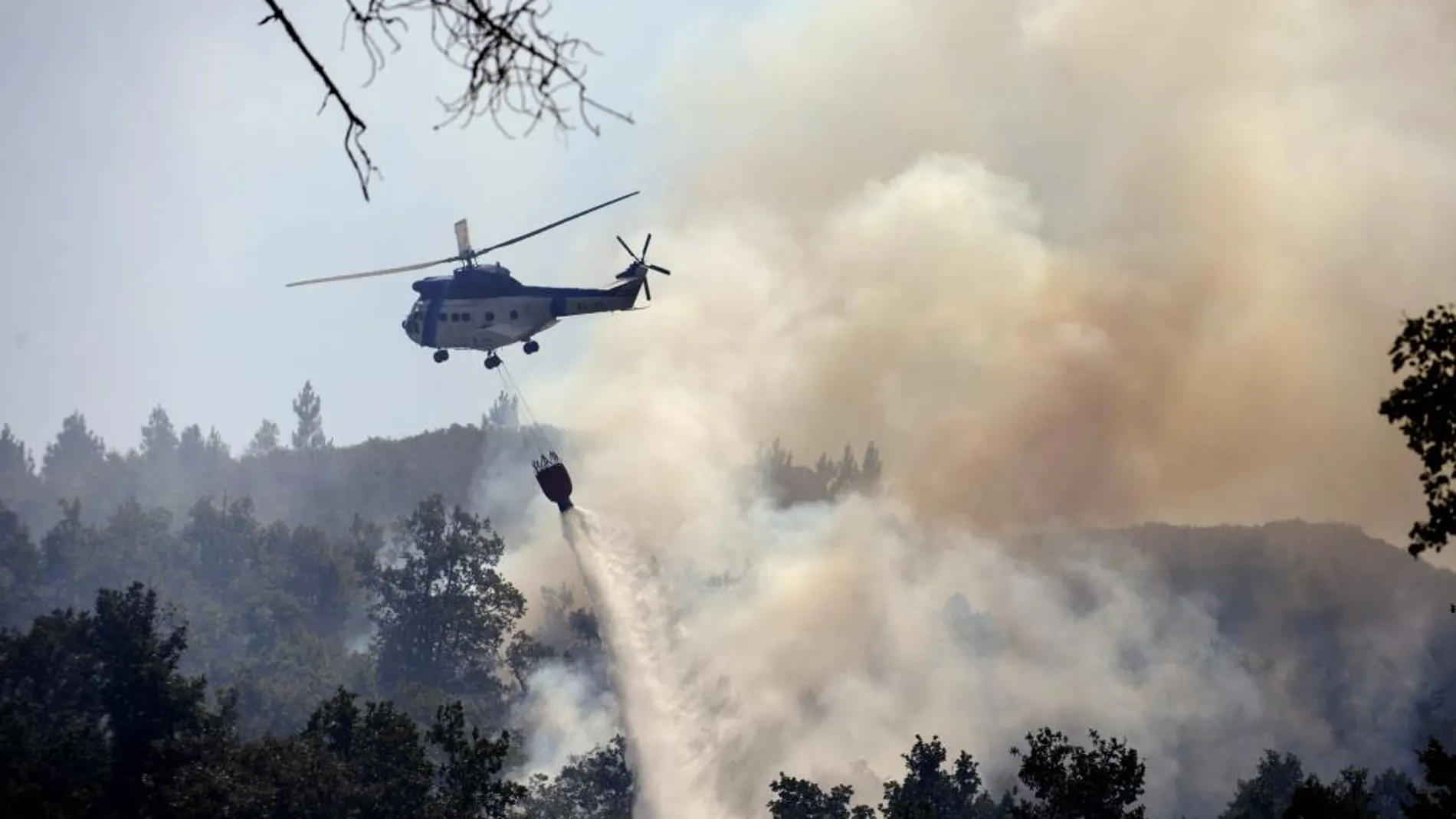 Un helicóptero realiza labores de extinción de un incendio forestal