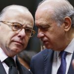 El ministro de Interior español, Jorge Fernández Díaz (dcha), conversa con su homólogo galo, Bernard Cazeneuve (izq), a su llegada a una reunión extraordinaria del Consejo de Justicia e Interior de la UE en Bruselas (Bélgica)