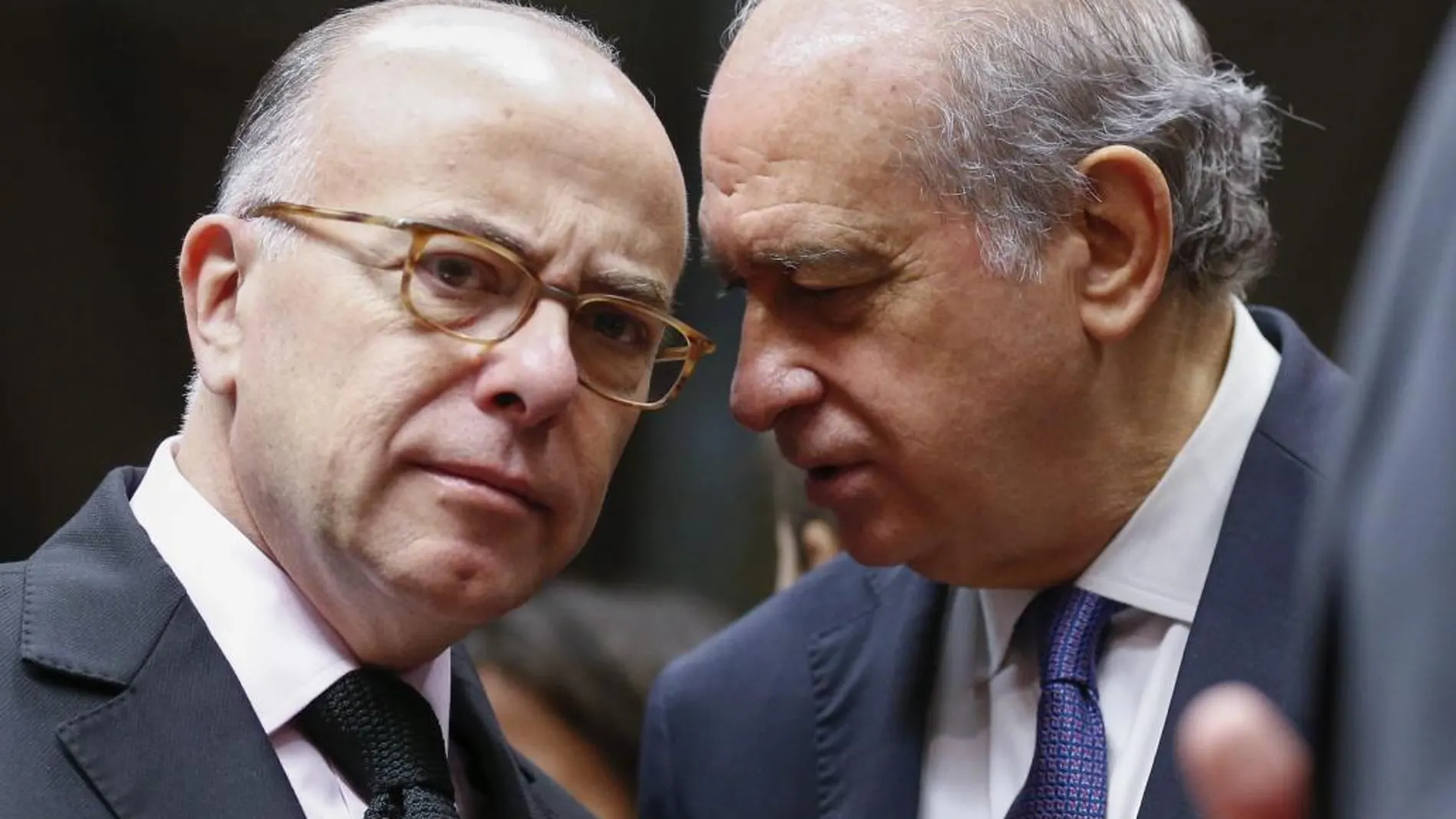El ministro de Interior español, Jorge Fernández Díaz (dcha), conversa con su homólogo galo, Bernard Cazeneuve (izq), a su llegada a una reunión extraordinaria del Consejo de Justicia e Interior de la UE en Bruselas (Bélgica)