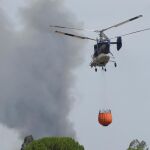 Vista de uno de los helicópteros que trabajan en la extinción del incendio forestal