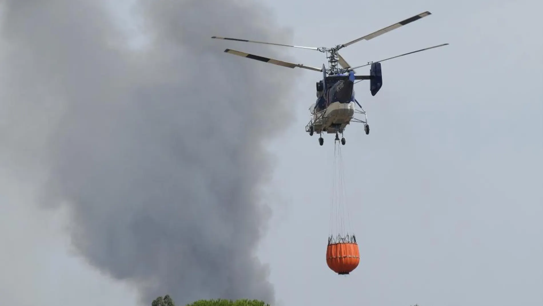 Vista de uno de los helicópteros que trabajan en la extinción del incendio forestal