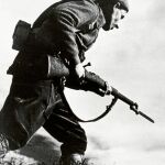 Un soldado avanza con la bayoneta calada entre las trincheras durante la Guerra Civil