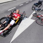 Pese al atropello que casi le cuesta la vida en 2013 y que le llevó al hospital del Parapléjicos de Toledo durante un tiempo, ha decidido volver a la carretera con su «handbike».