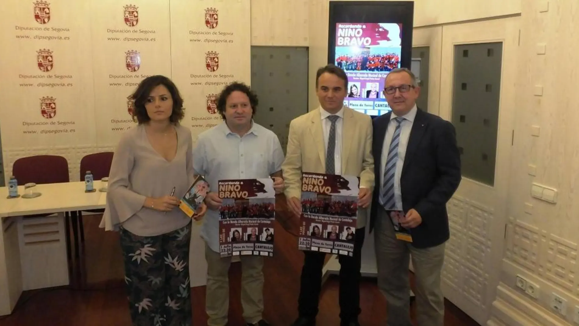 Presentación en la Diputación de Segovia del programa cultural «Circuitos Escénicos» por parte de la diputada Sara Dueñas, Javier López Escobar y Máximo San Macario, entre otros
