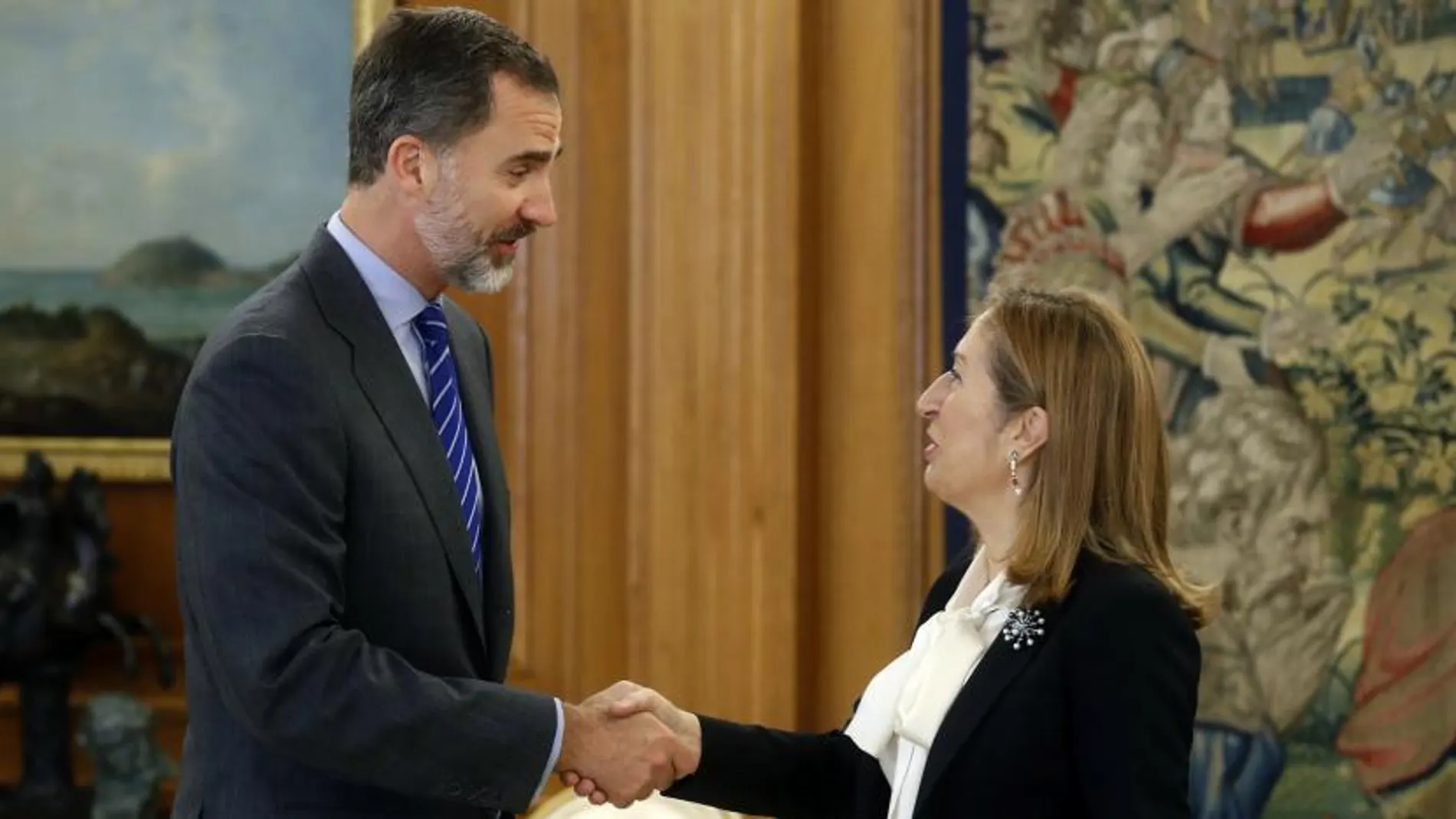 El rey Felipe VI recibe en audiencia a la presidenta del Congreso de los Diputados, Ana Pastor, quien le comunicará oficialmente la investidura de Mariano Rajoy, esta mañana en el Palacio de la Zarzuela.