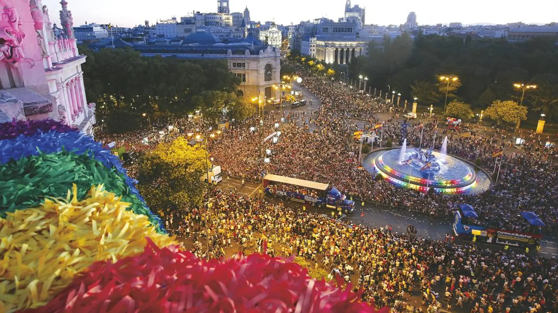 La cara más desagradable del Orgullo la están sufriendo los vecinos de Chueca. Los residentes se han visto obligados a cerrar a cal y canto los portales debido a la acumulación de basura y orines en las entradas de sus casas