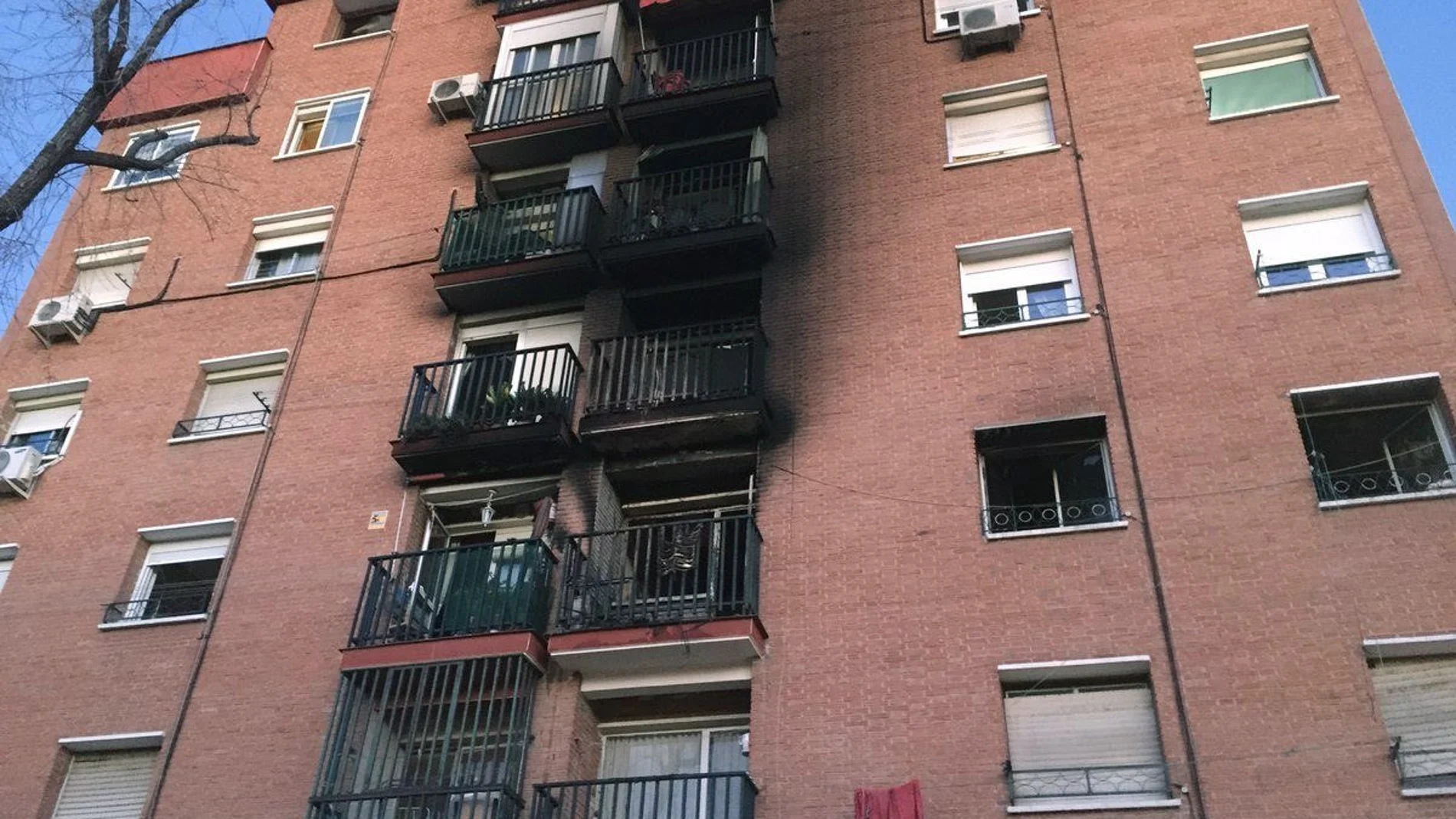 El incendio se originó en el tercer piso de una vivienda ubicada en la Ronda Sur en Puente de Vallecas