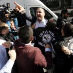 Periodistas y empleados de una de las televisiones opositoras a Erdogán protestan por los registros