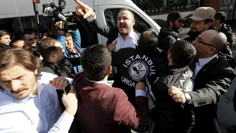 Periodistas y empleados de una de las televisiones opositoras a Erdogán protestan por los registros