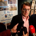 El presidente del PPCyL, Alfonso Fernández Mañueco, junto al presidente del PP de Ávila, Carlos García