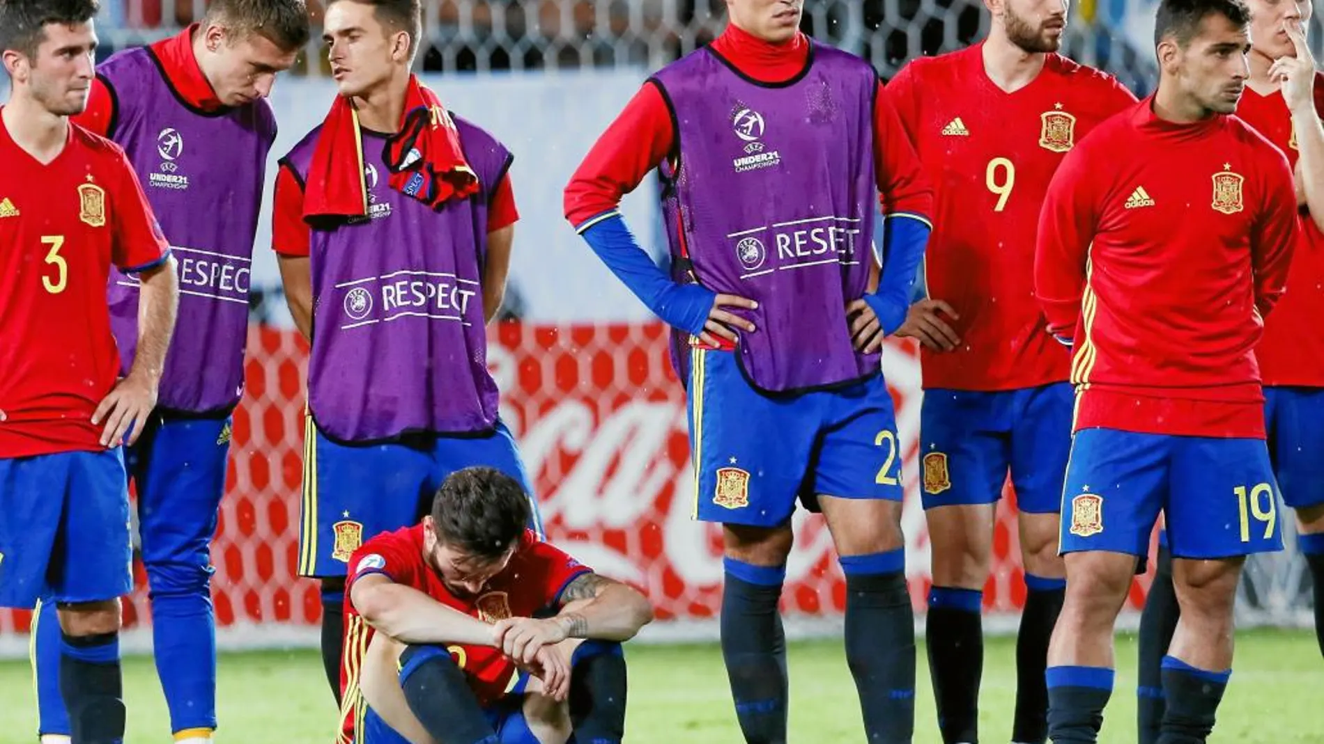 Los jugadores españoles lamentan la derrota frente a Alemania