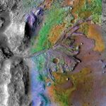 Imagen que combina información del espectrómetro compacto de imágenes de reconocimiento y la cámara de contexto, donde se muestra el delta del cráter de Jezero