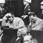 Juicos de Núremberg. Los líderes nazis Hermann Goering y Rudolf Hess, durante el proceso judicial en Alemania¡