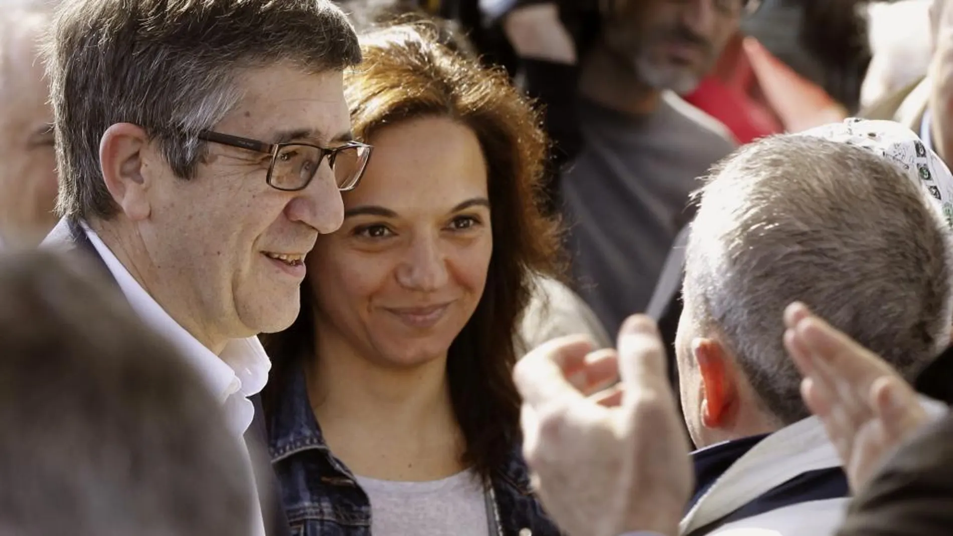 El aspirante a secretario general del PSOE Patxi López, junto a la alcaldesa de Getafe y líder del partido en Madrid, Sara Hernández, durante el acto celebrado hoy en la localidad madrileña
