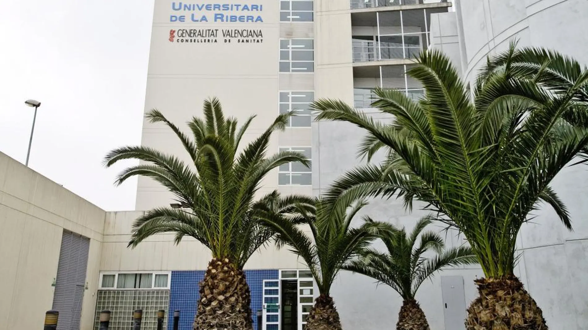 En la imagen, la fachada del hospital de Alzira, gestionado por Ribera Salud